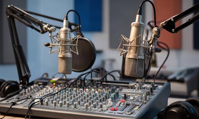 Mesa de mezclas y micrófonos preparados para una grabación de podcast